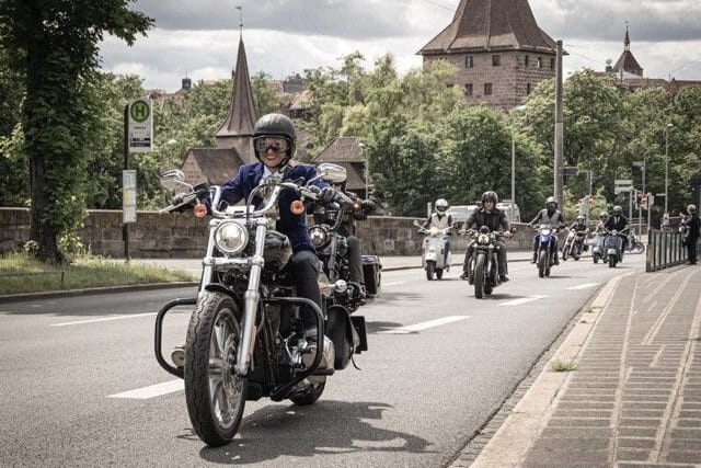 Motorradgang für den guten Zweck: Nicht nur in Nürnberg fährt am Sonntag der "Gentleman's Ride" durch die Stadt.