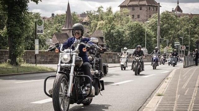 Motorradgang für den guten Zweck: Nicht nur in Nürnberg fährt am Sonntag der "Gentleman's Ride" durch die Stadt.