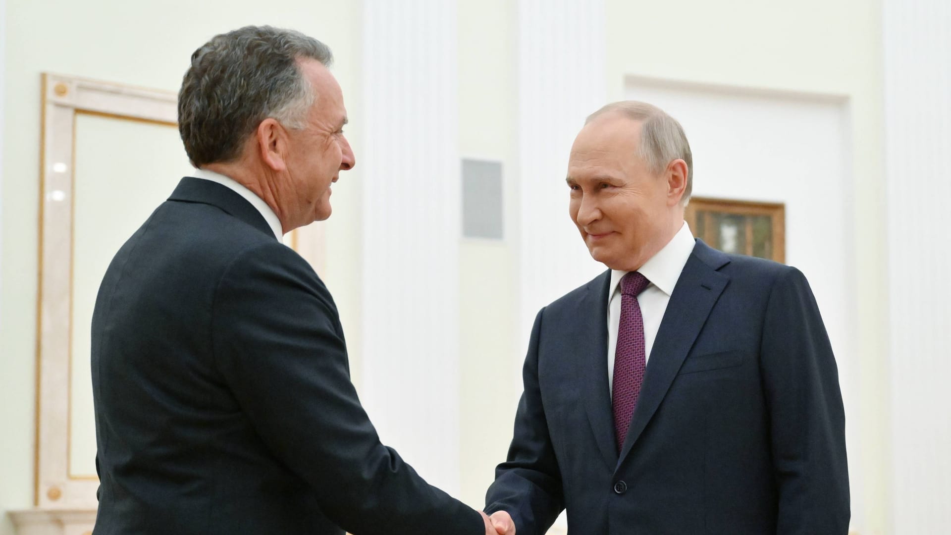 Russlands Präsident Wladimir Putin begrüßt Trumps Sondergesandten Steve Witkoff im Kreml (Archivbild).