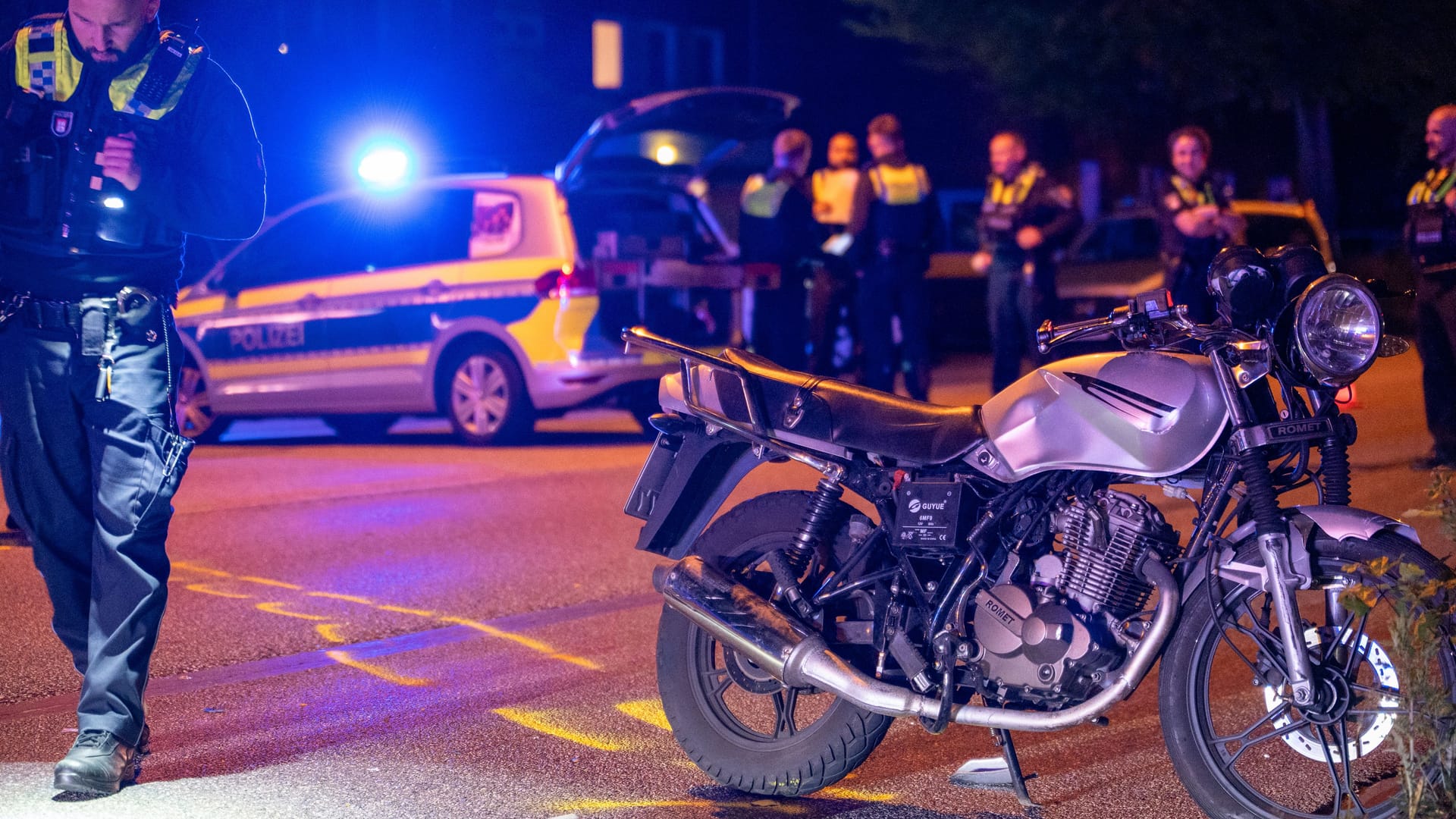 Verkehrsunfall auf dem Schiffbeker Weg: BMW und Motorrad stoßen zusammen.