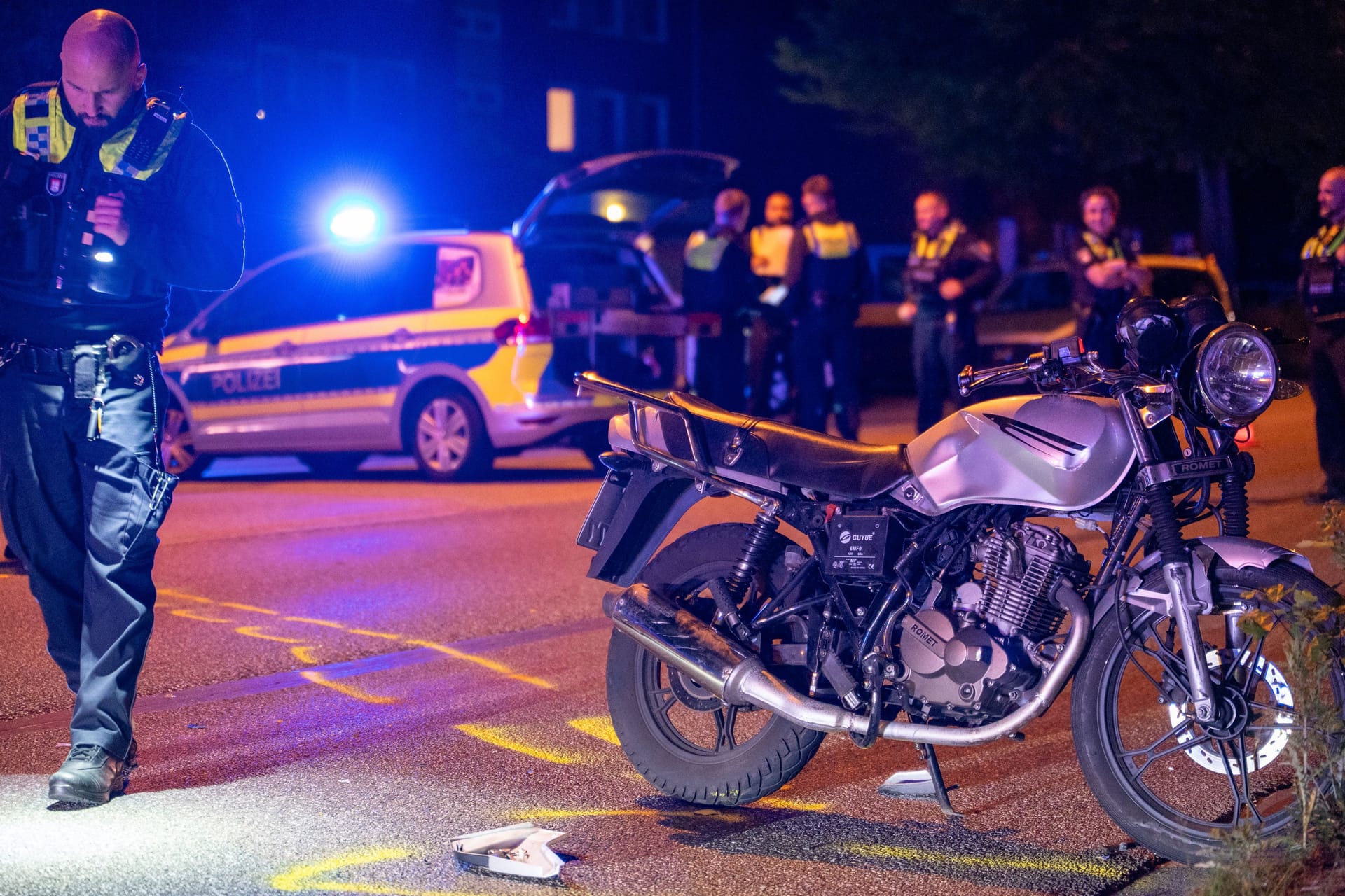 Verkehrsunfall auf dem Schiffbeker Weg: BMW und Motorrad stoßen zusammen.
