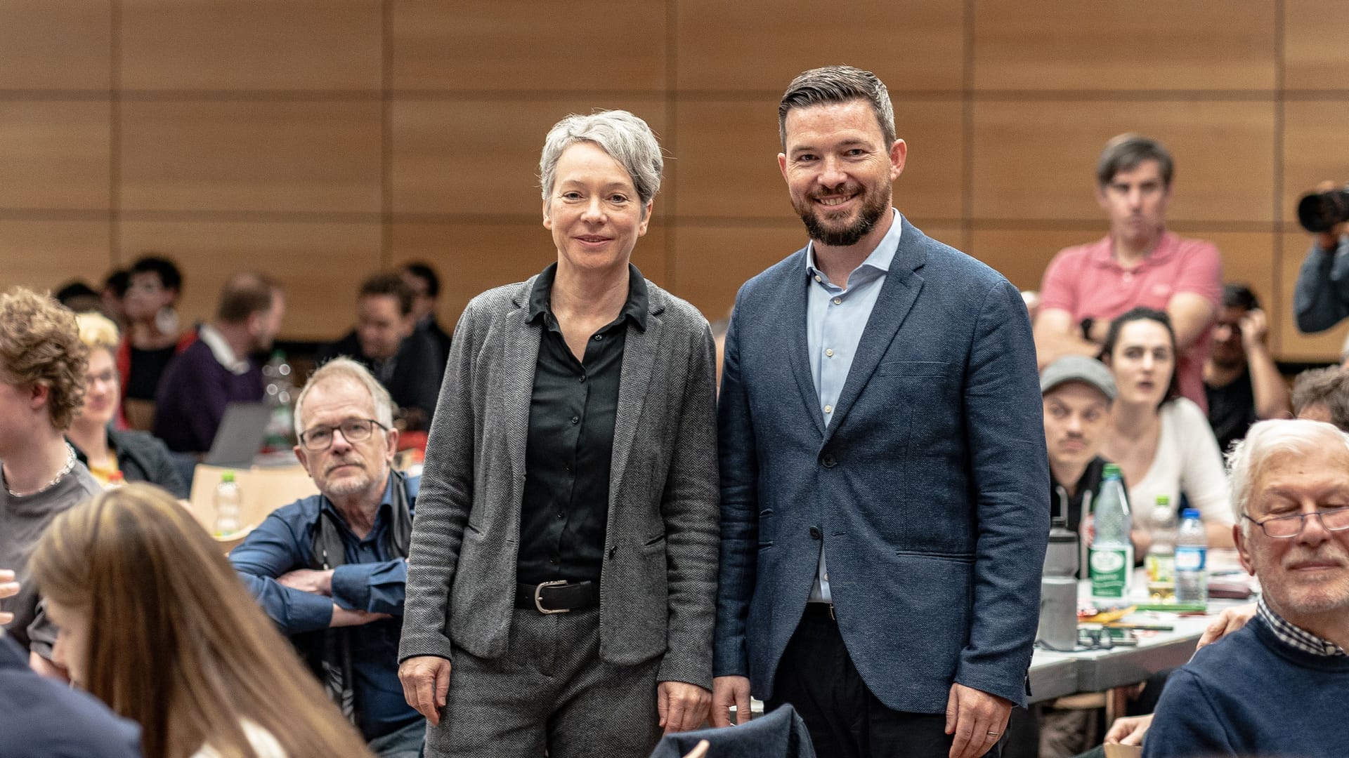 Die beiden Frankfurter SPD-Vorsitzenden Ina Hartwig (l) und Kolja Müller (r) fordern ein AfD-Verbotsverfahren. Die beiden Frankfurter SPD-Vorsitzenden Ina Hartwig (l) und Kolja Müller (r) fordern ein AfD-Verbotsverfahren.