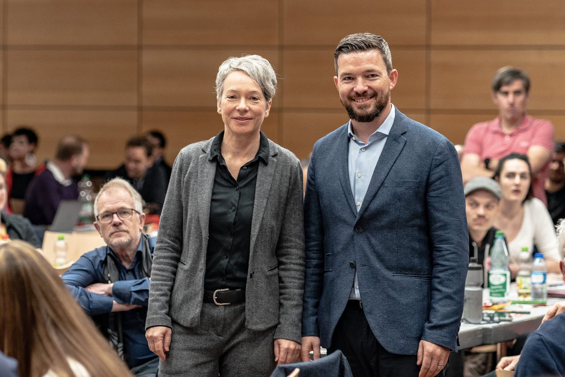 Die beiden Frankfurter SPD-Vorsitzenden Ina Hartwig (l) und Kolja Müller (r) fordern ein AfD-Verbotsverfahren. Die beiden Frankfurter SPD-Vorsitzenden Ina Hartwig (l) und Kolja Müller (r) fordern ein AfD-Verbotsverfahren.