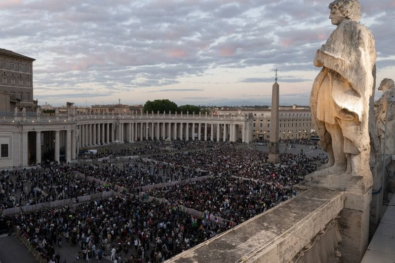 Menschen stehen nach Beginn des Konklaves zur Wahl eines neuen Papstes auf dem Petersplatz: Die Papstwahl geht in den zweiten Tag. Menschen stehen nach Beginn des Konklaves zur Wahl eines neuen Papstes auf dem Petersplatz: Die Papstwahl geht in den zweiten Tag.