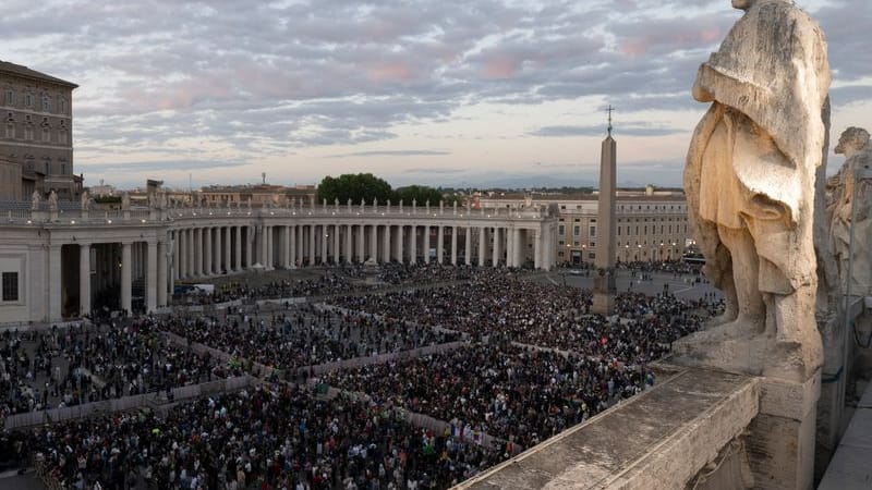 Menschen stehen nach Beginn des Konklaves zur Wahl eines neuen Papstes auf dem Petersplatz: Die Papstwahl geht in den zweiten Tag.