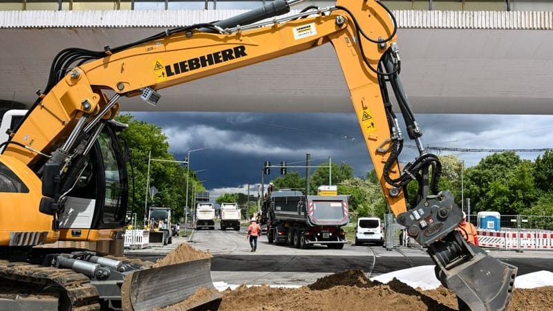 Bagger bei Bauarbeiten (Archivfoto): So sah es an der Wuhlheide-Brücke noch vor wenigen Tagen aus. Bagger bei Bauarbeiten (Archivfoto): So sah es an der Wuhlheide-Brücke noch vor wenigen Tagen aus.