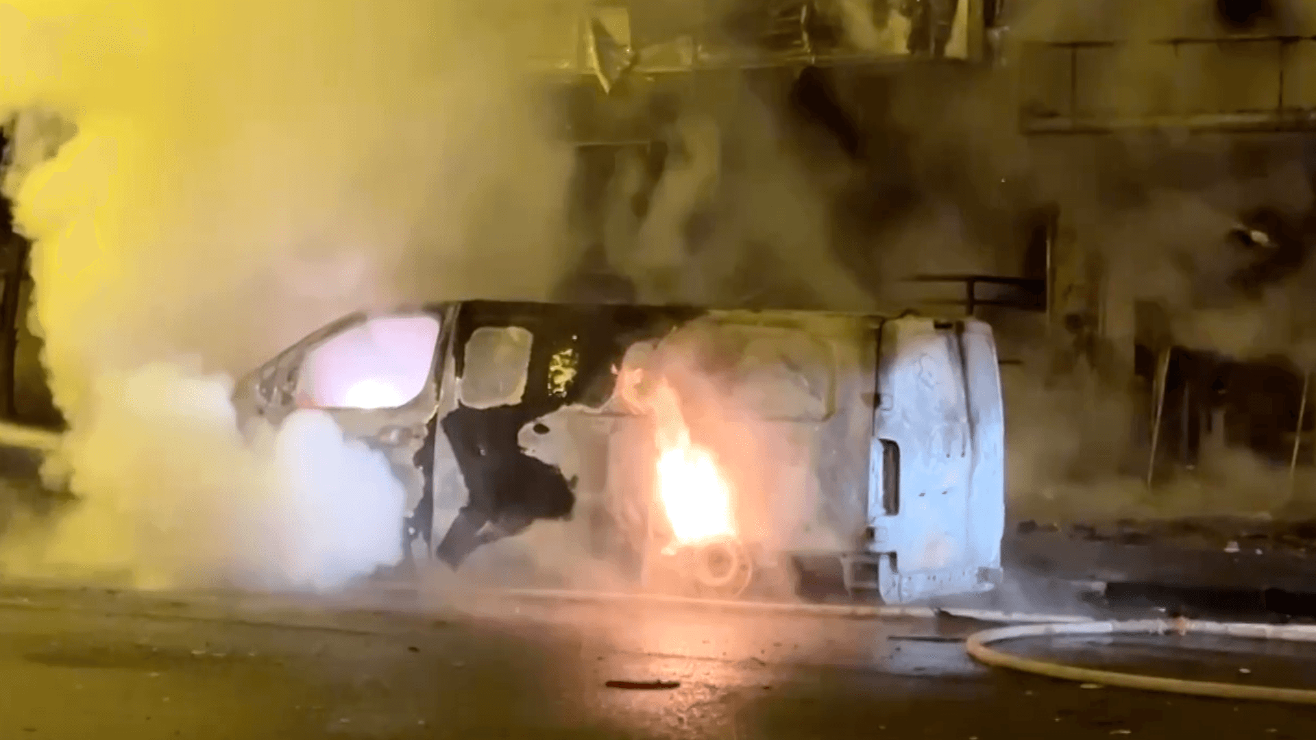Angriff auf Charkiw: Autos stehen in Flammen.