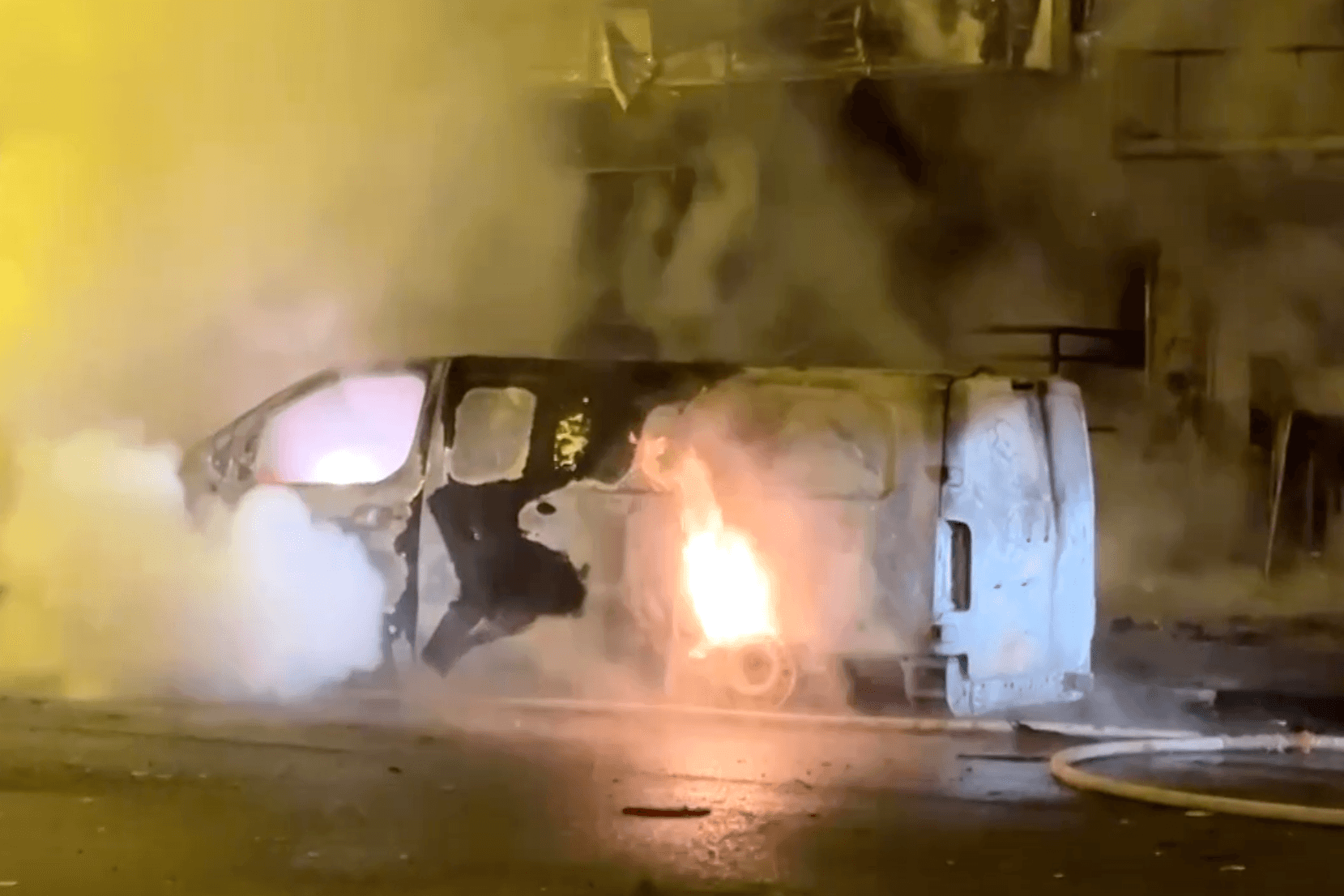 Angriff auf Charkiw: Autos stehen in Flammen. Angriff auf Charkiw: Autos stehen in Flammen.