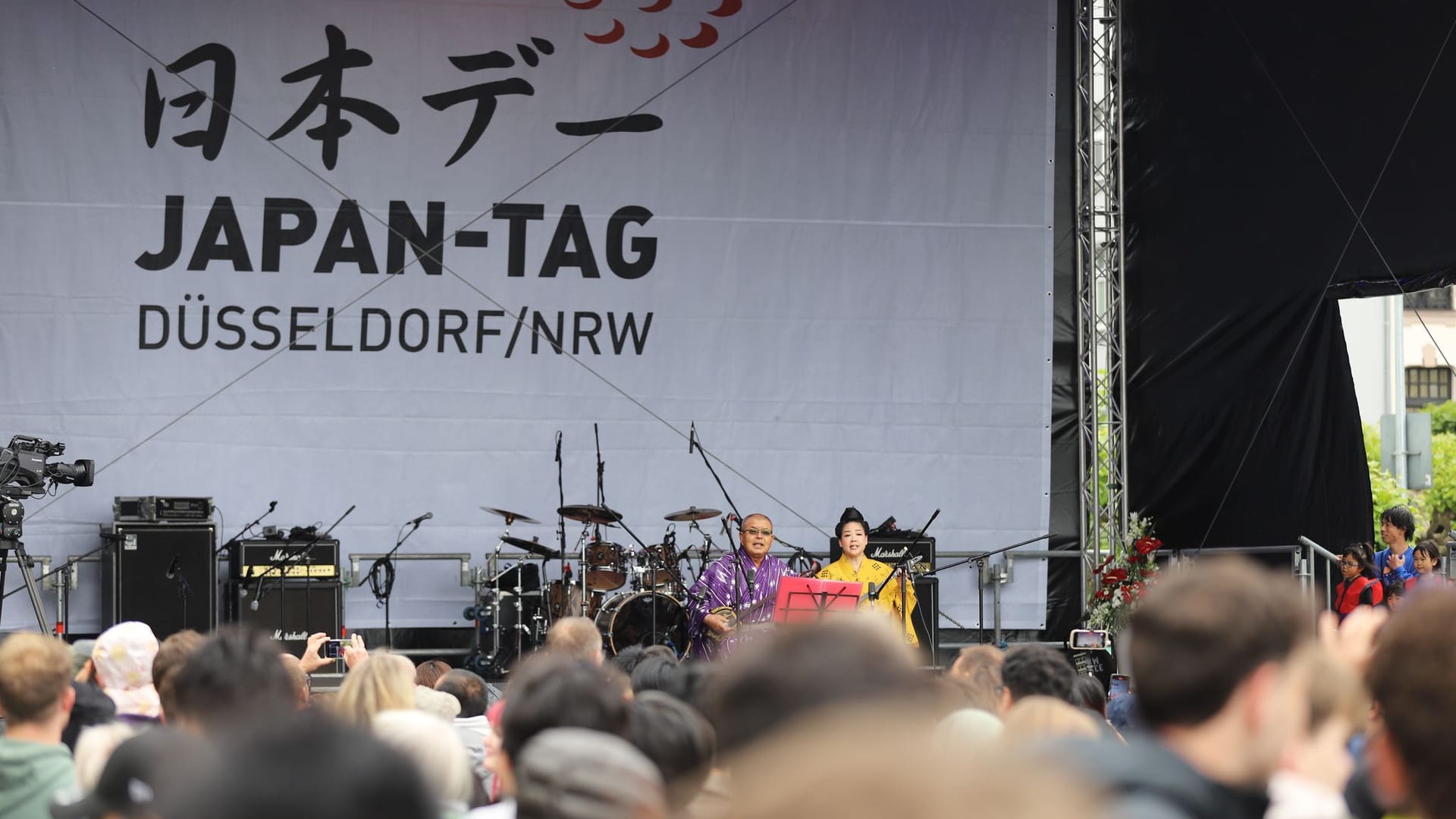 Eine der Bühnen in der Düsseldorfer Altstadt: Am Abend tritt die japanische Band ReaL auf.