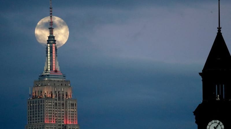 Das Empire State Building in New York leuchtet für Papst Leo.