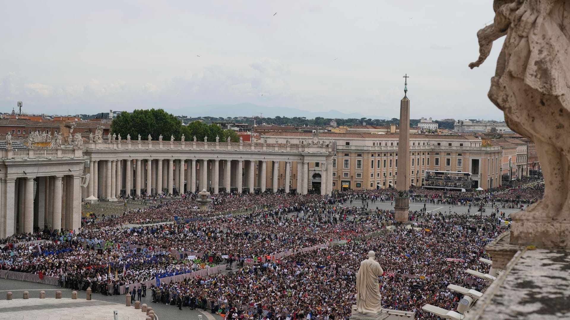 Zehntausende Menschen sind auf den Petersplatz im Vatikan gekommen, um das erste Sonntagsgebet von Papst Leo XIV. zu hören.