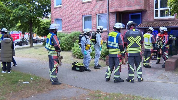 Einsatzkräfte vor einem Haus: Unbekannte haben einen Salzsäure-Anschlag verübt.
