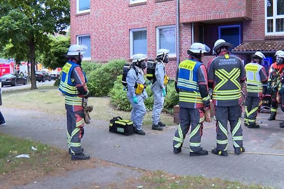 Einsatzkräfte vor einem Haus: Unbekannte haben einen Salzsäure-Anschlag verübt.