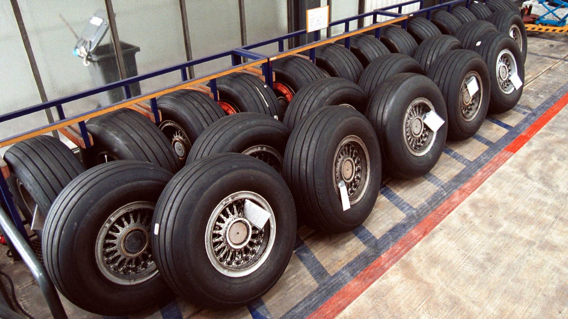 Reifen für eine Boeing 747 (Symbolbild): Flugzeugreifen stehen auf der Sanktionsliste der Europäischen Union.