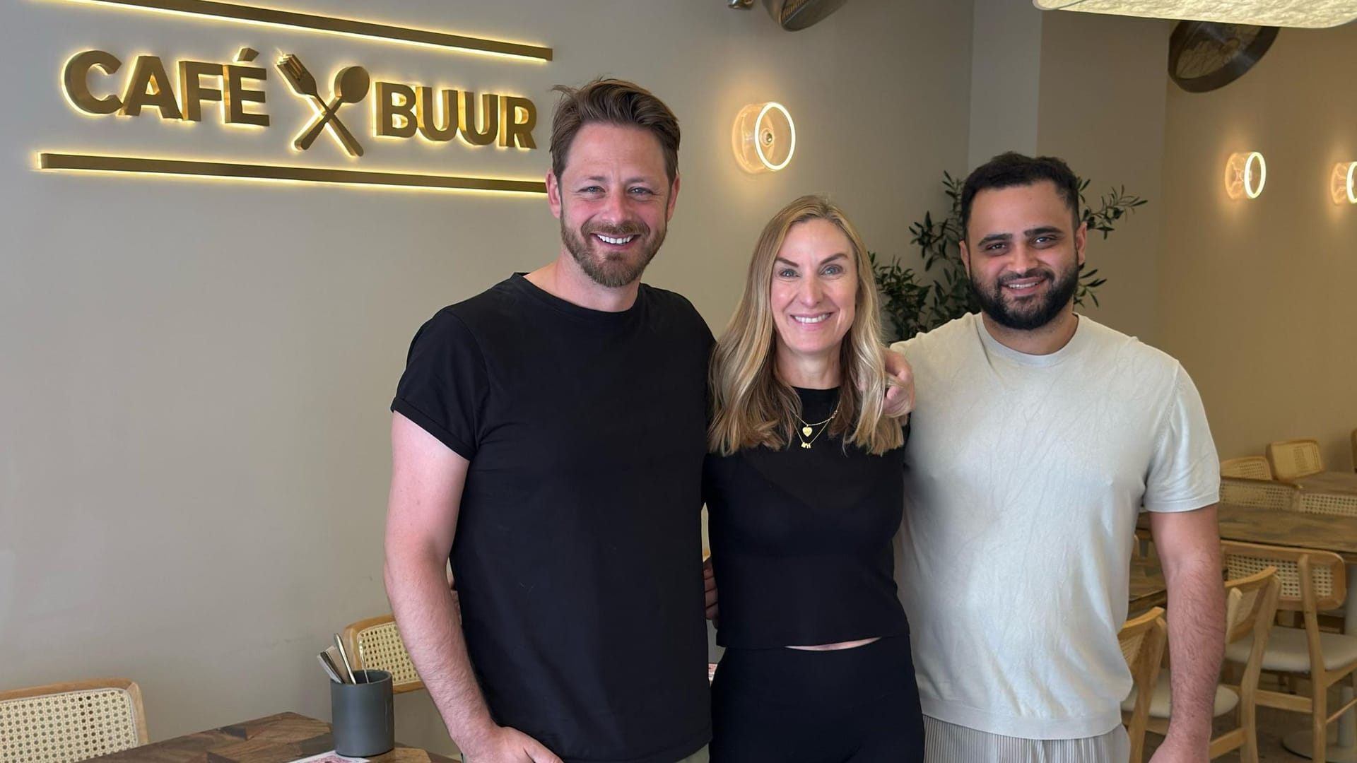 Die Franchise-Partner Karsten Grünberg und Constanze Grimmer mit "Café Buur"-Gründer Parham Pooramin (r.).