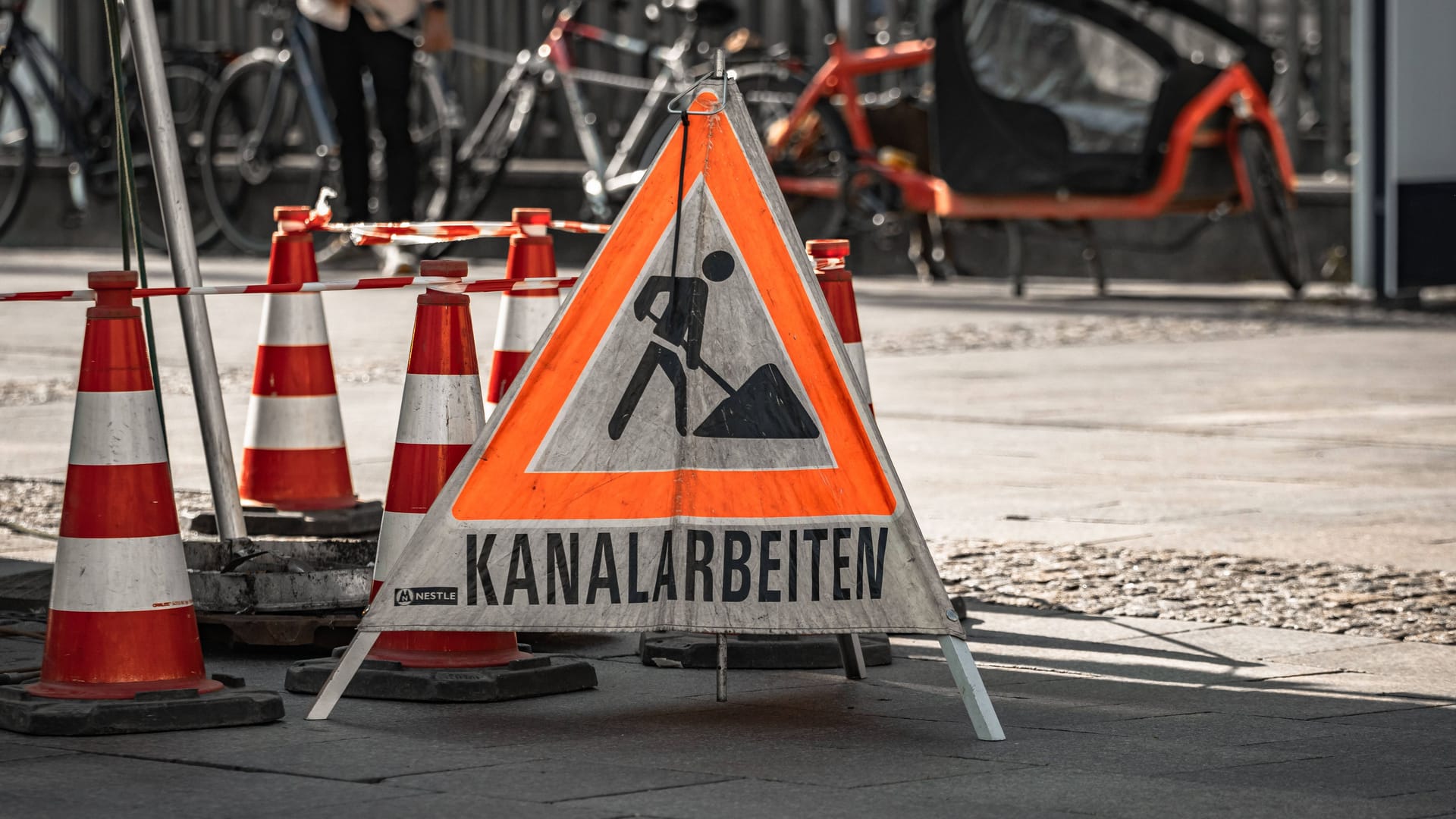 Kanalarbeiten in Hamburg (Symbolbild): Nach dem Rohrbruch müssen Teile der Straße aufgerissen und repariert werden.