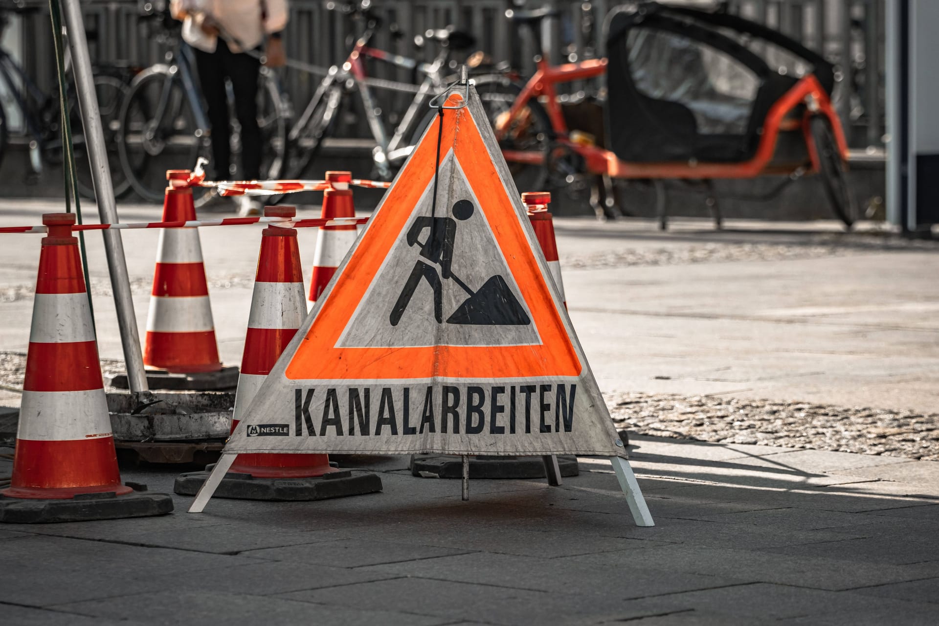 Kanalarbeiten in Hamburg (Symbolbild): Nach dem Rohrbruch müssen Teile der Straße aufgerissen und repariert werden.