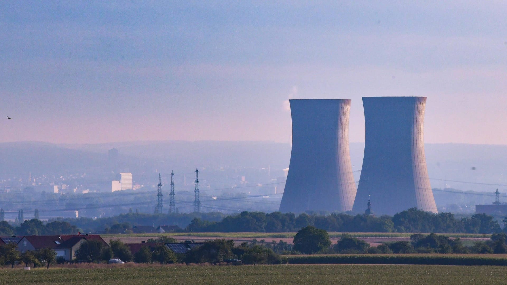 Die Kühltürme des früheren Kernkraftwerks in Grafenrheinfeld (Bayern) (Archivfoto): Nach dem Atomausstieg der Bundesregierung wurden sie gesprengt.