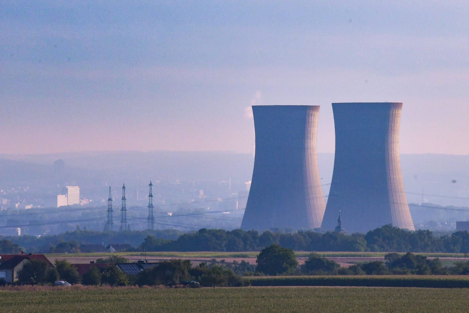 Die Kühltürme des früheren Kernkraftwerks in Grafenrheinfeld (Bayern) (Archivfoto): Nach dem Atomausstieg der Bundesregierung wurden sie gesprengt.