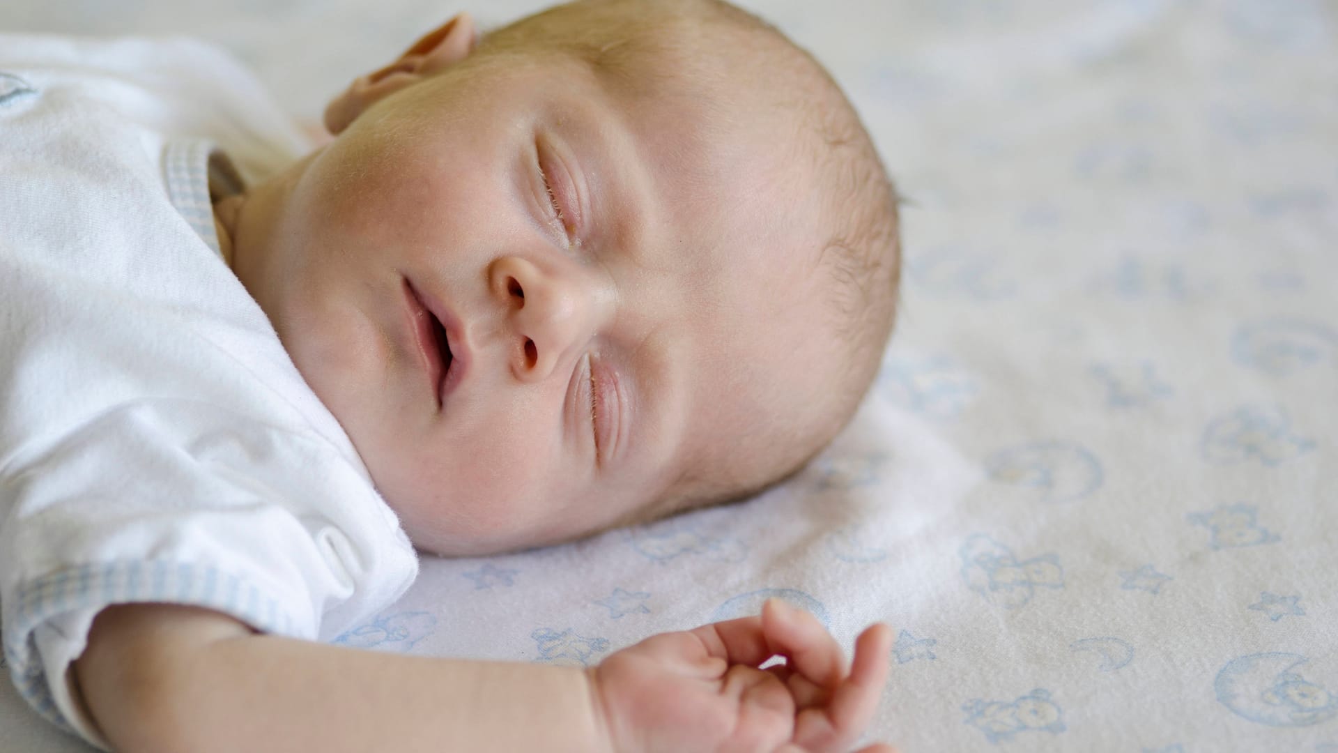 Ein Baby schläft auf dem Rücken (Symbolbild): Die Wahl des Vornamens ist für viele Eltern ein besonderer Moment. Ein Baby schläft auf dem Rücken (Symbolbild): Die Wahl des Vornamens ist für viele Eltern ein besonderer Moment.
