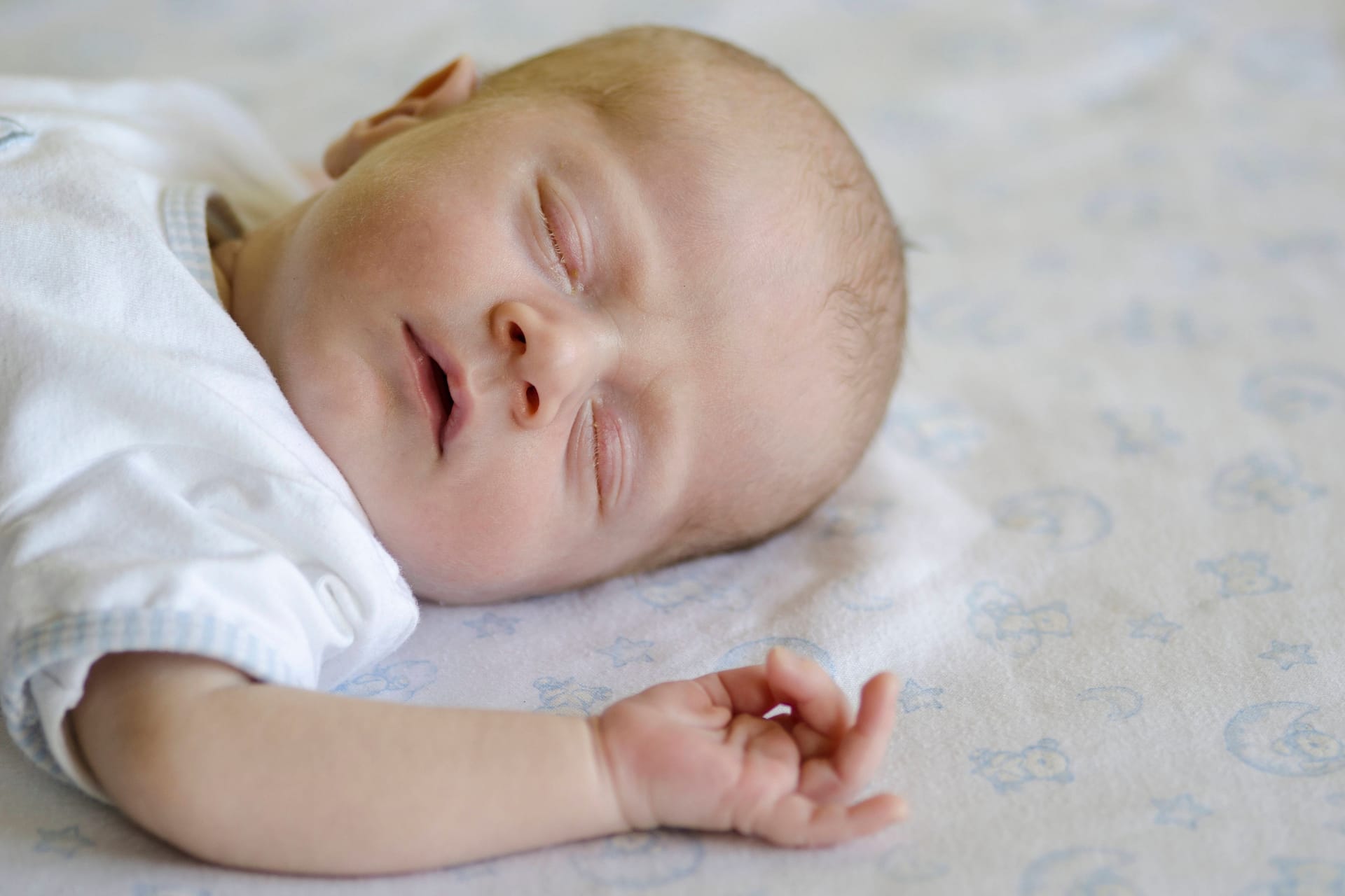 Ein Baby schläft auf dem Rücken (Symbolbild): Die Wahl des Vornamens ist für viele Eltern ein besonderer Moment.