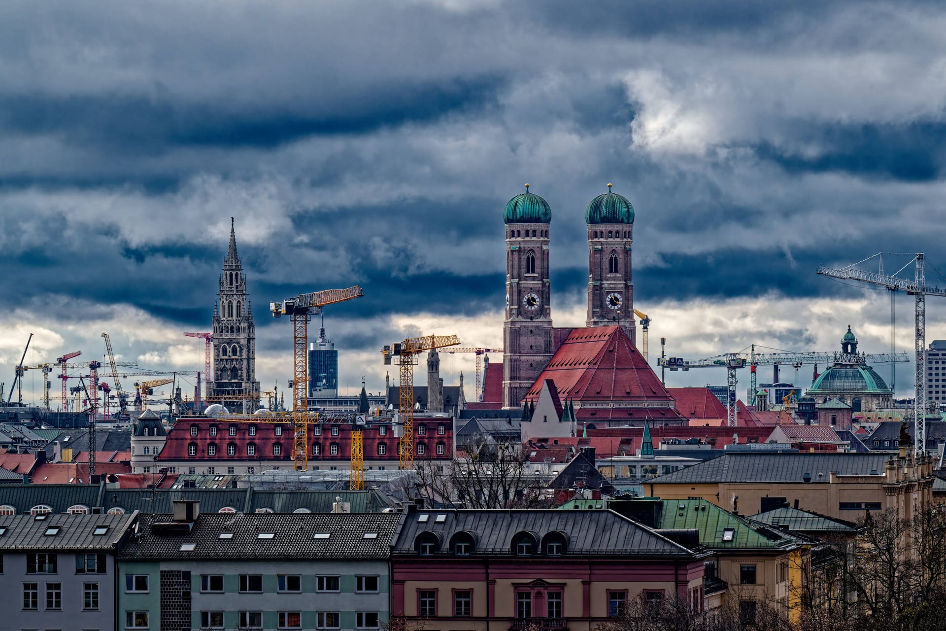 Graue Wolken über München (Archivbild): Die Wetteraussichten bleiben auch am Mittwoch trist.