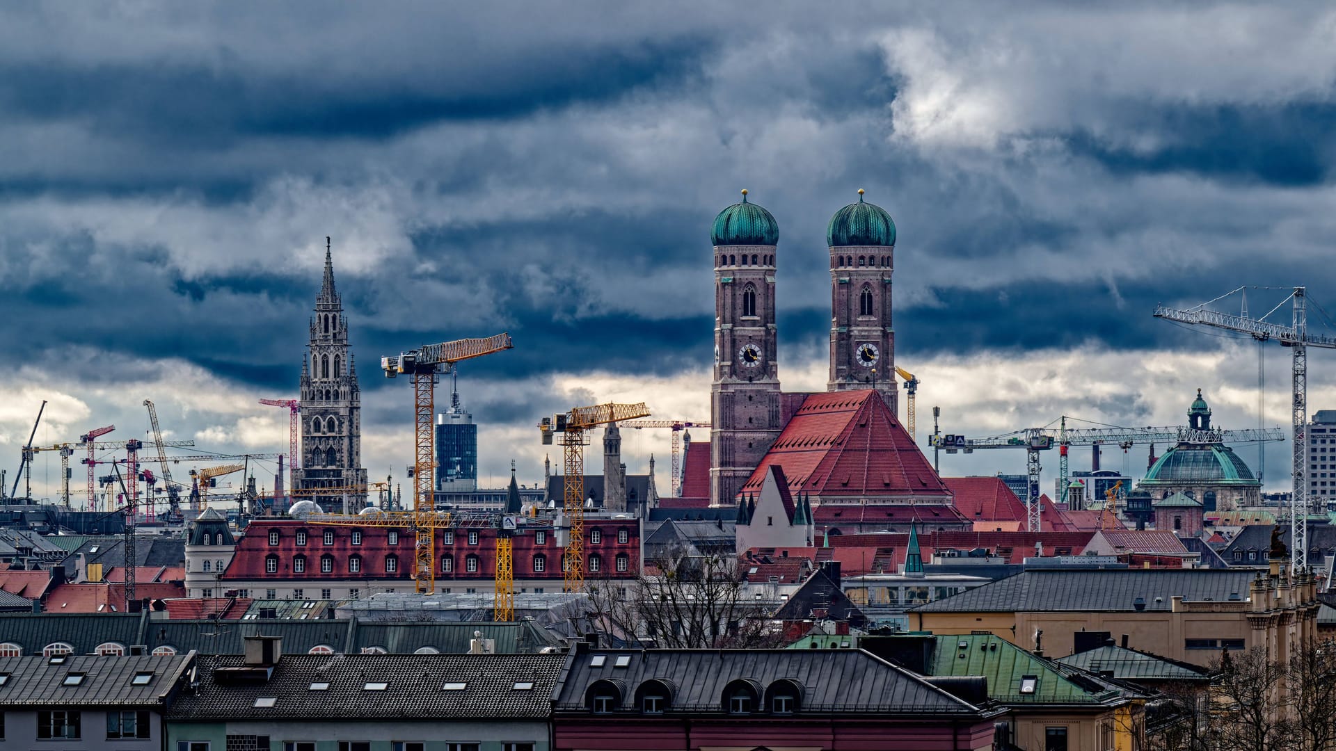 Graue Wolken über München (Archivbild): Die Wetteraussichten bleiben auch am Mittwoch trist.