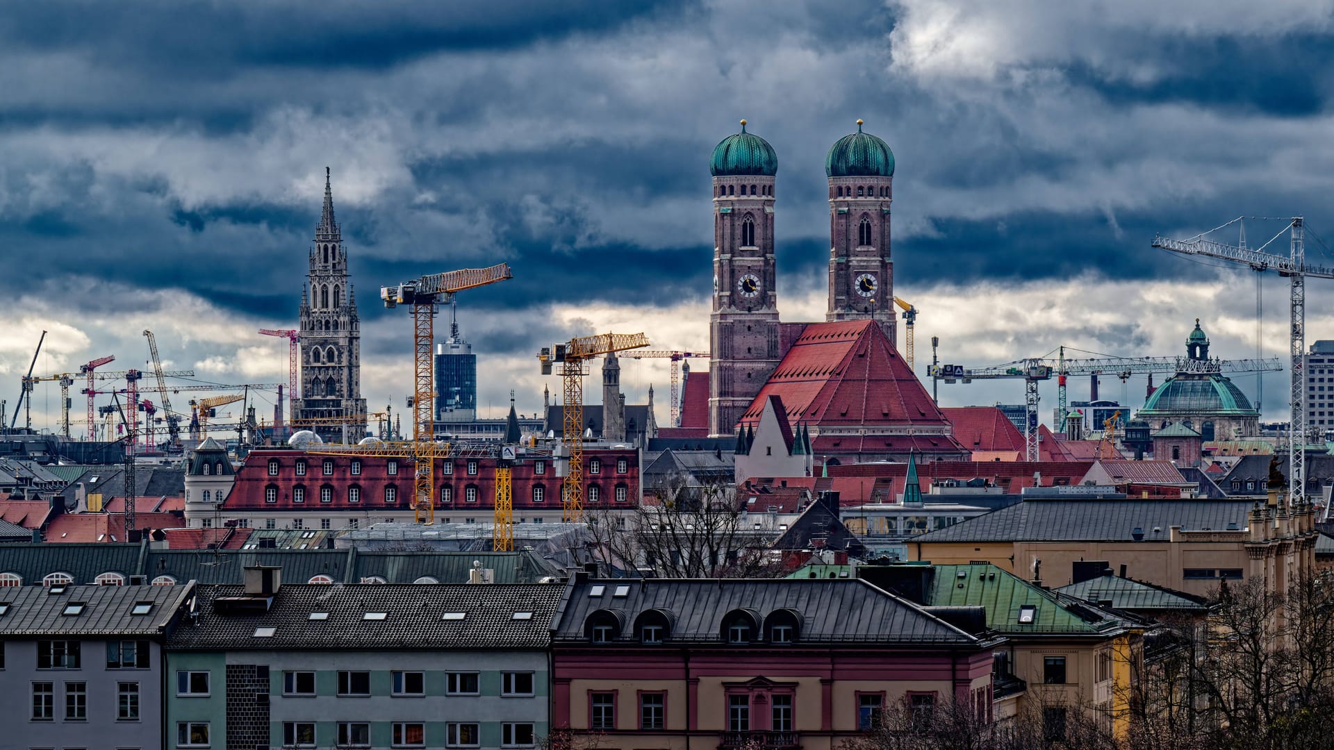 Graue Wolken über München (Archivbild): Die Wetteraussichten bleiben auch am Mittwoch trist.