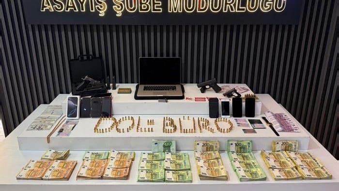 Fund der Polizei (Archivfoto): Bei den Durchsuchungen wurden scharfe Schusswaffen, gefälschte Ausweise, Goldbarren, über 500.000 Euro Bargeld sowie Drogen und Krypto Wallets sichergestellt.