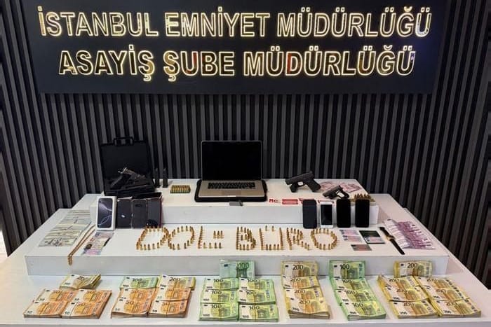 Fund der Polizei (Archivfoto): Bei den Durchsuchungen wurden scharfe Schusswaffen, gefälschte Ausweise, Goldbarren, über 500.000 Euro Bargeld sowie Drogen und Krypto Wallets sichergestellt.