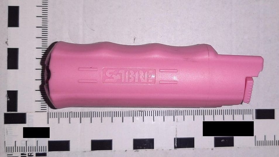 Pfefferspray: Eine 20-Jährige führte in ihrem Gepäck Pfefferspray mit sich.