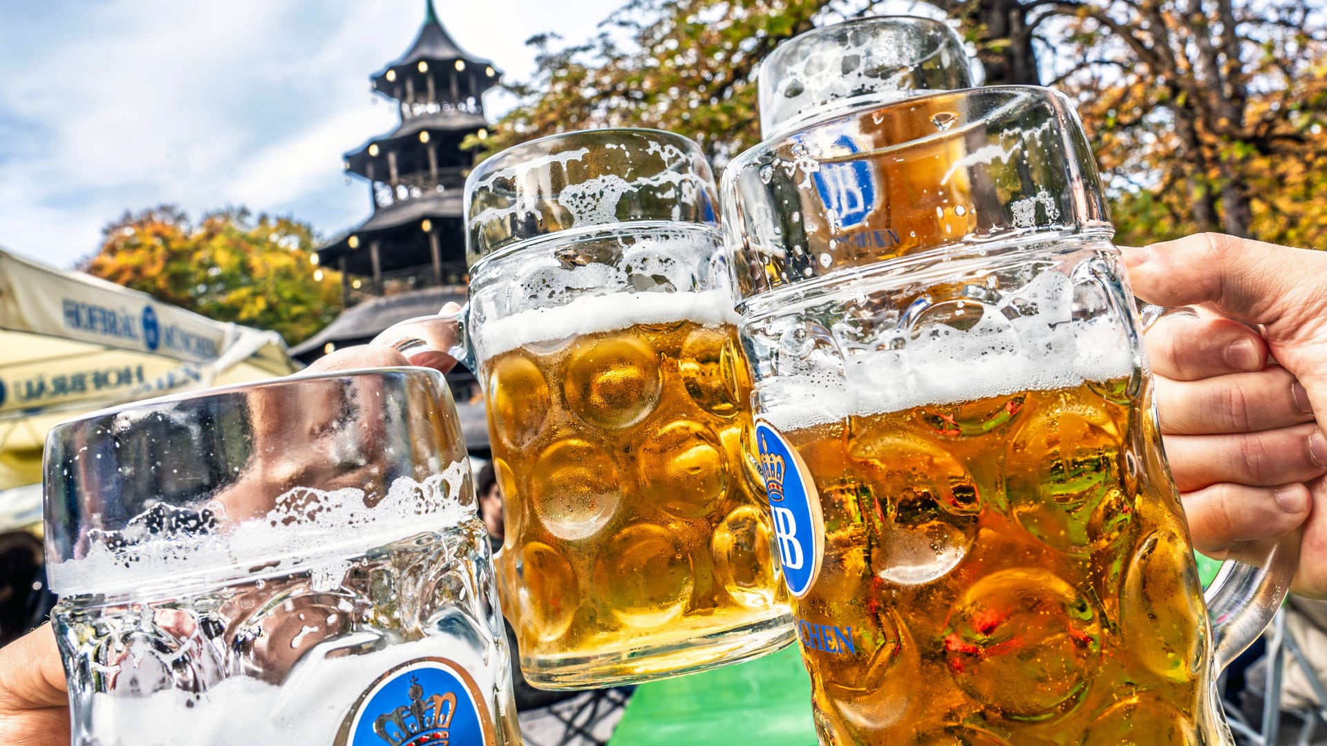 Menschen stoßen im Biergarten am Chinesischen Turm an (Archivbild): Nicht nur im Englischen Garten dürfte es am Sonntag voll werden.