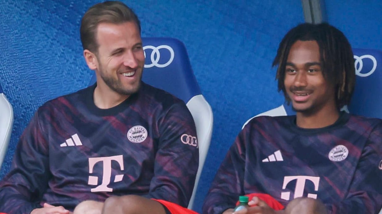 Harry Kane (l.) und Jonah Kusi-Asare beim letzten Saisonspiel gemeinsam auf der Bank.