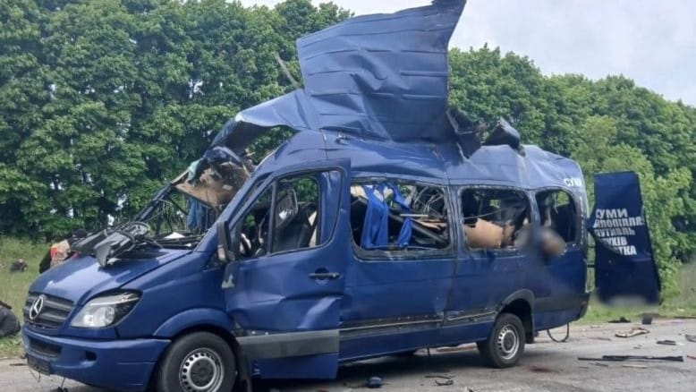 Zerstörter ziviler Bus in Sumy: Bei der Attacke sind mindestens neun Menschen getötet worden.