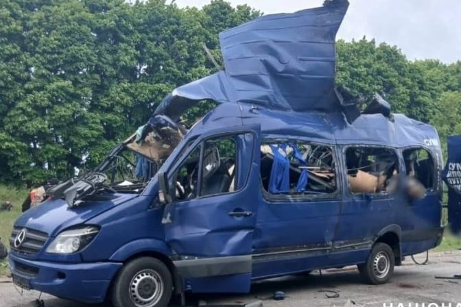Zerstörter ziviler Bus in Sumy: Bei der Attacke sind mindestens neun Menschen getötet worden.