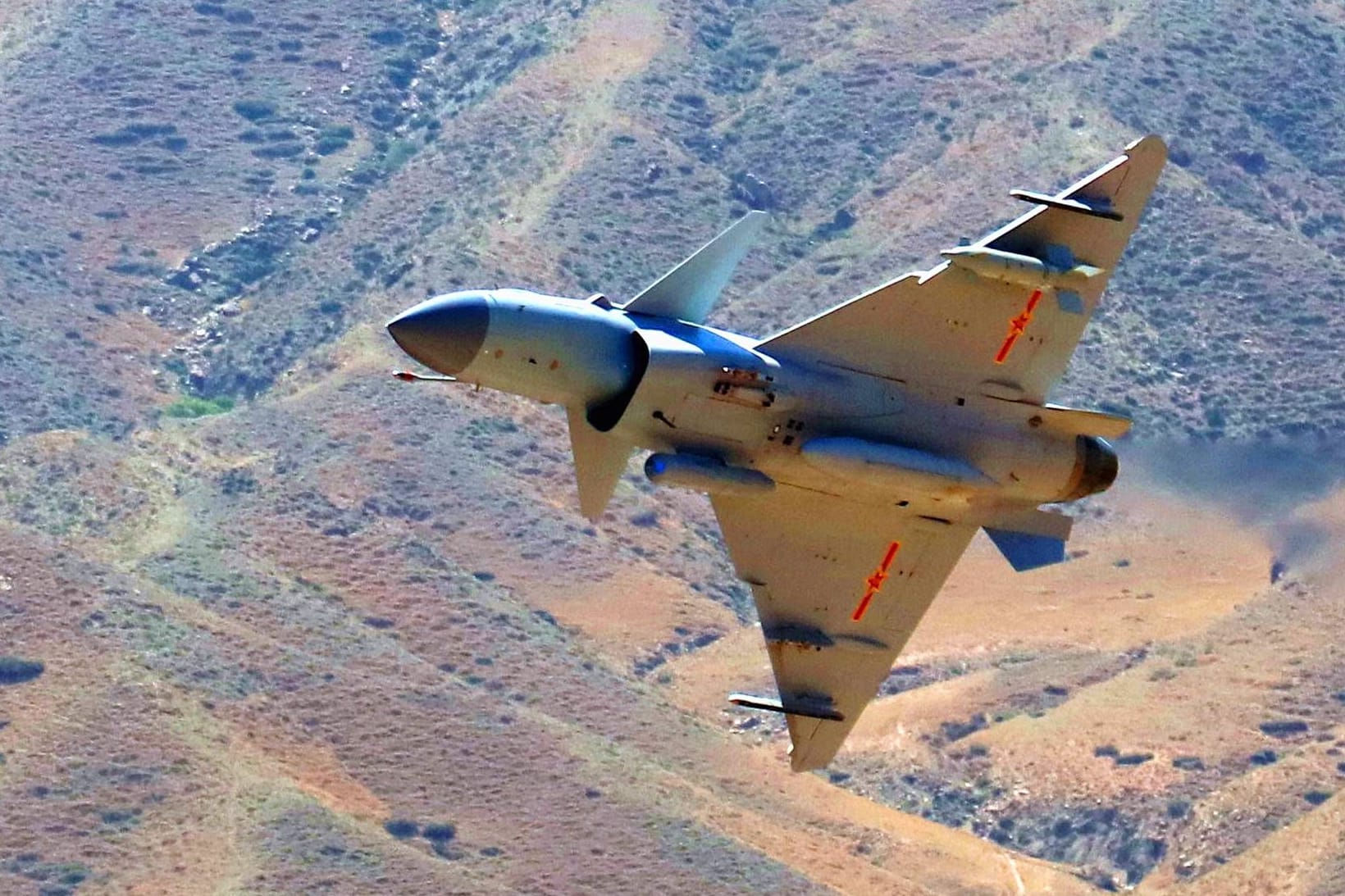 Ein chinesischer Kampfjet vom Typ J-10C (Archiv): Solch ein Kampfflugzeug soll indische Rafale-Jets abgeschossen haben.