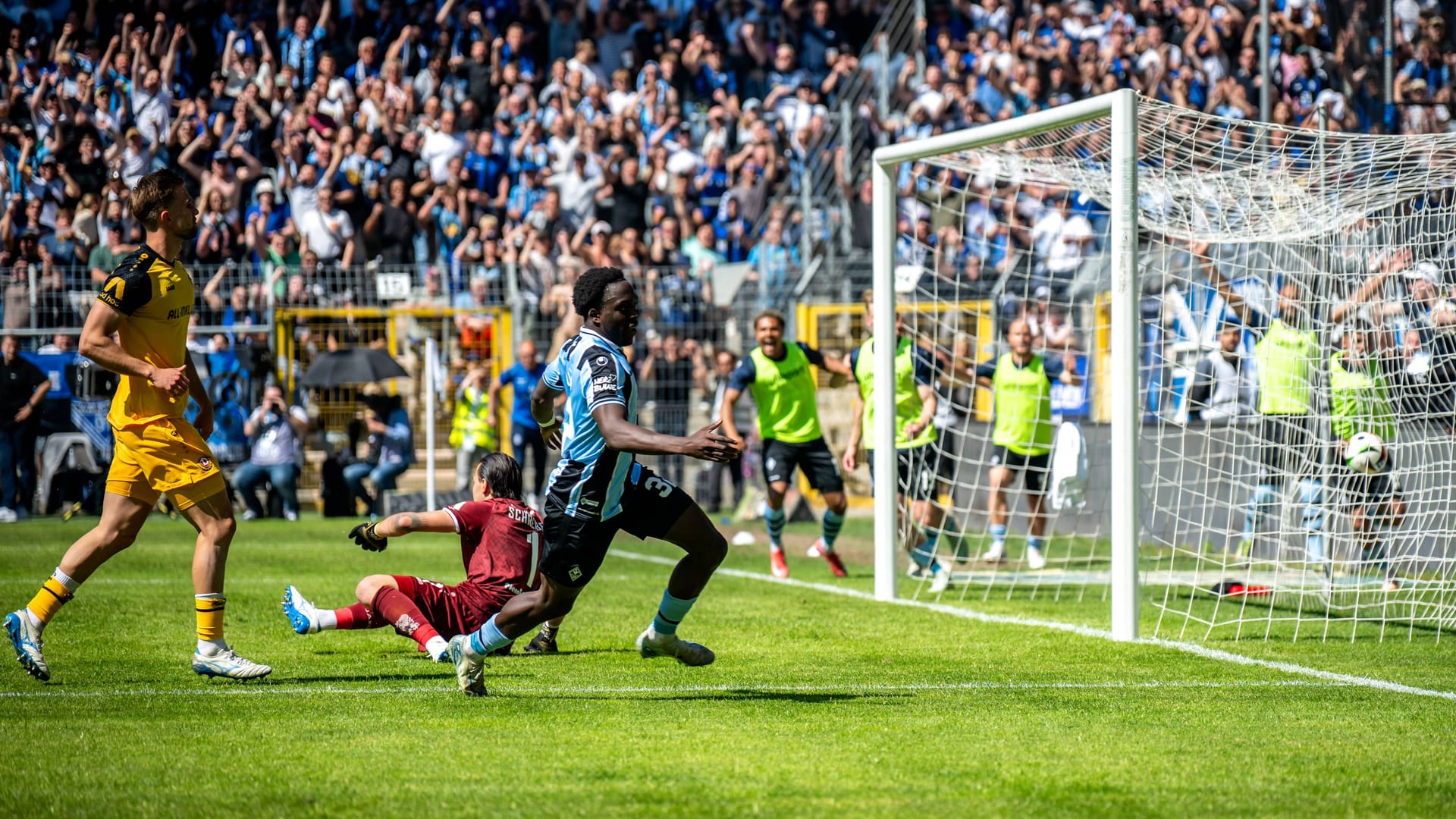 Hoffnung im Abstiegskampf: Mannheims Okpala (M.) trifft zum 1:0 gegen Dresden.