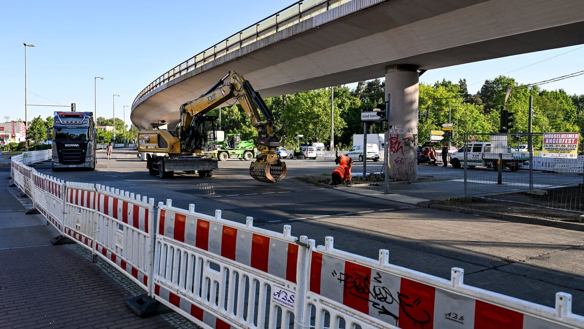 20.05.2025, Berlin: Die Brücke an der Wuhlheide im Ortsteil Oberschöneweide ist bis auf weiteres gesperrt. Wegen Schäden im Tragwerk ist auch der Verkehr einschließlich der Straßenbahnverbindungen unter der Brücke auf der Edisonstraße/Treskowallee untersagt. 20.05.2025, Berlin: Die Brücke an der Wuhlheide im Ortsteil Oberschöneweide ist bis auf weiteres gesperrt. Wegen Schäden im Tragwerk ist auch der Verkehr einschließlich der Straßenbahnverbindungen unter der Brücke auf der Edisonstraße/Treskowallee untersagt.