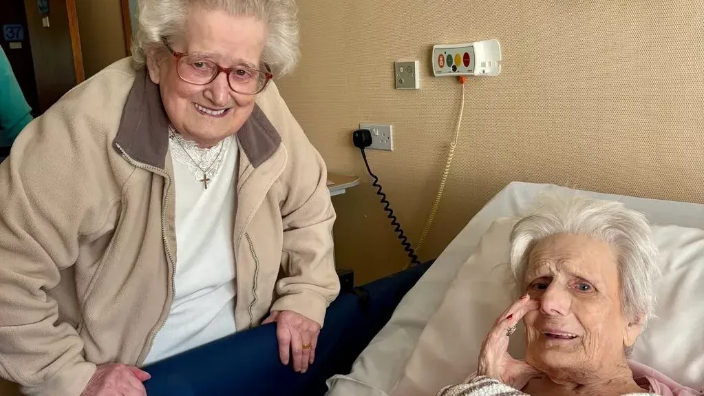 Brenda Medway und ihre 101-jährige Schwester Kathleen Clement: Die Wiedervereinigung fand im Pflegeheim statt. Brenda Medway und ihre 101-jährige Schwester Kathleen Clement: Die Wiedervereinigung fand im Pflegeheim statt.