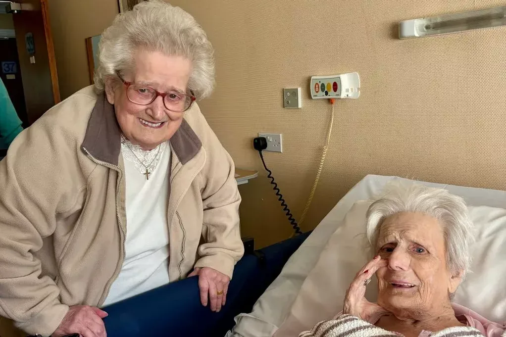Brenda Medway und ihre 101-jährige Schwester Kathleen Clement: Die Wiedervereinigung fand im Pflegeheim statt.
