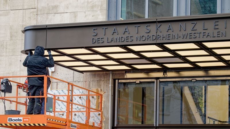 Arbeiter arbeiten am Eingang zum Gebäude der Staatskanzlei von Nordrhein-Westfalen: Kam es im Laufe der Sanierung zu Bestechungen? Arbeiter arbeiten am Eingang zum Gebäude der Staatskanzlei von Nordrhein-Westfalen: Kam es im Laufe der Sanierung zu Bestechungen?
