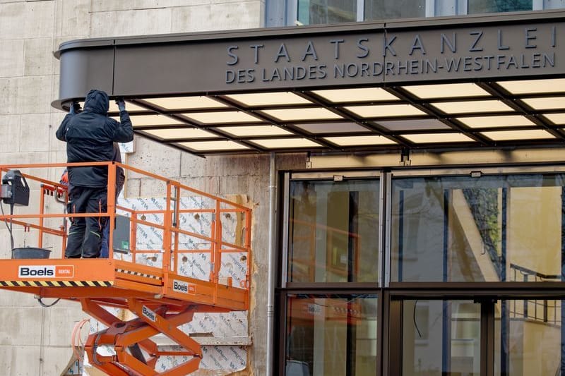 Arbeiter arbeiten am Eingang zum Gebäude der Staatskanzlei von Nordrhein-Westfalen: Kam es im Laufe der Sanierung zu Bestechungen?