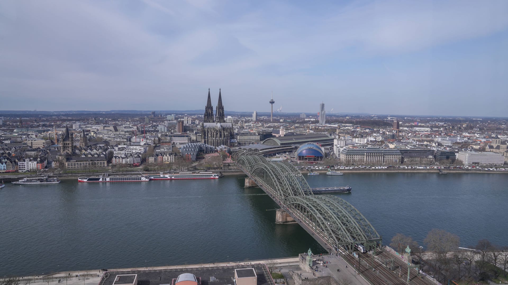 Köln (Archivbild): Über das Portal "Flightradar24" wurden merkwürdige Flugbewegungen über der Stadt registriert. Köln (Archivbild): Über das Portal "Flightradar24" wurden merkwürdige Flugbewegungen über der Stadt registriert.