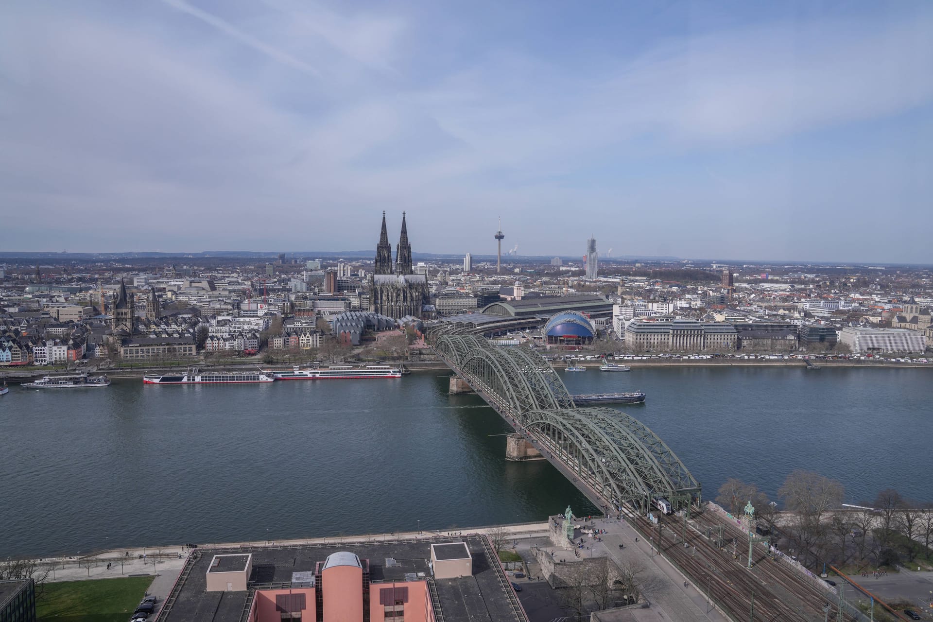 Köln (Archivbild): Über das Portal "Flightradar24" wurden merkwürdige Flugbewegungen über der Stadt registriert.