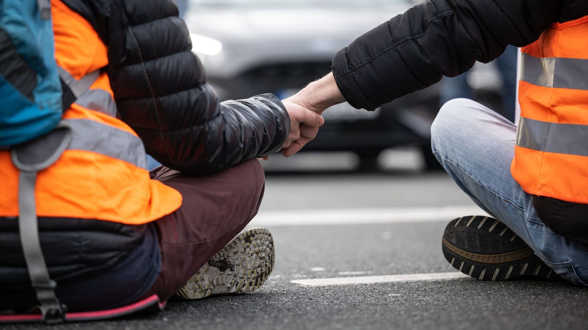 Klimaaktivisten der Gruppe "Letzte Generation" blockieren eine Straße.