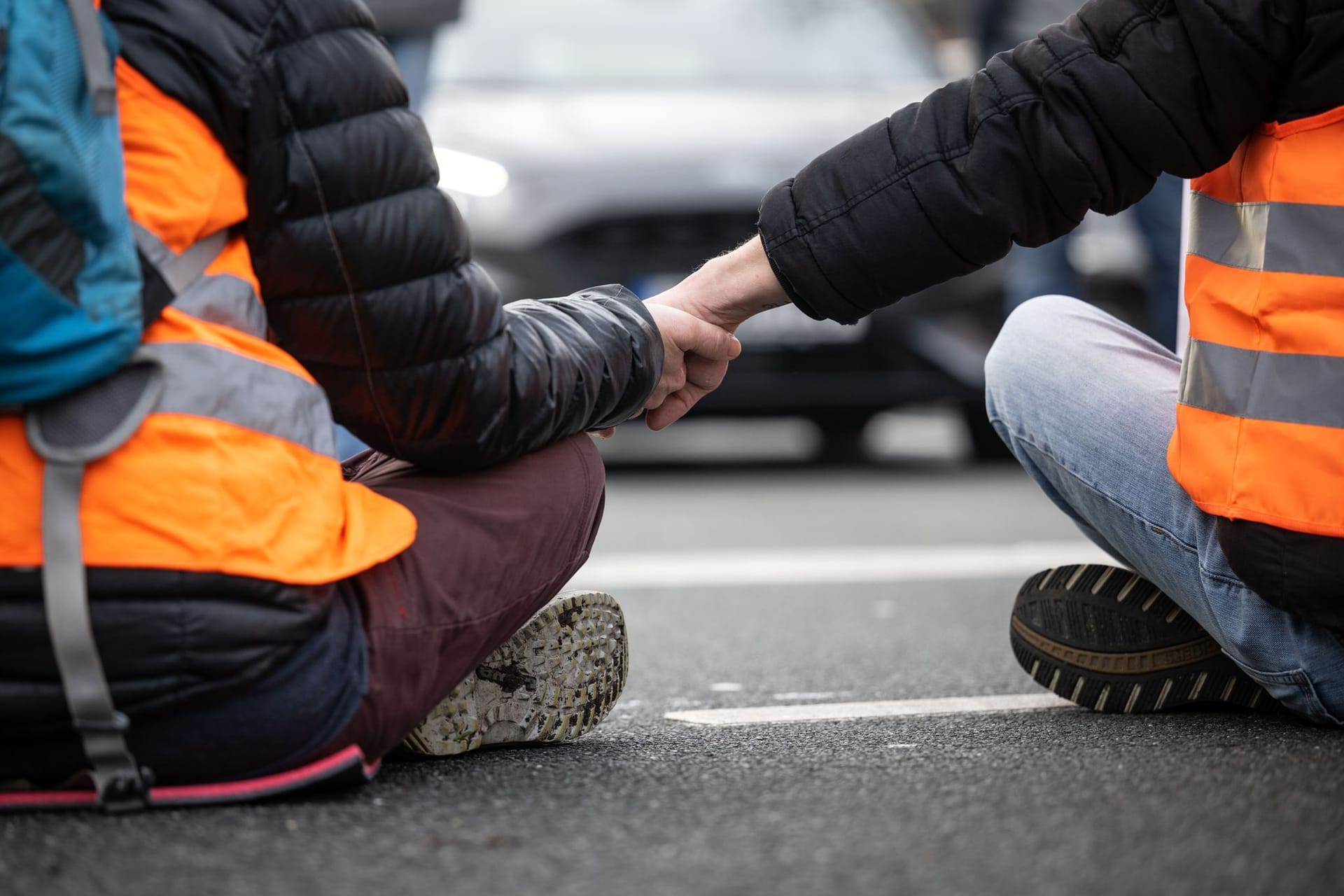 Klimaaktivisten der Gruppe "Letzte Generation" blockieren eine Straße.