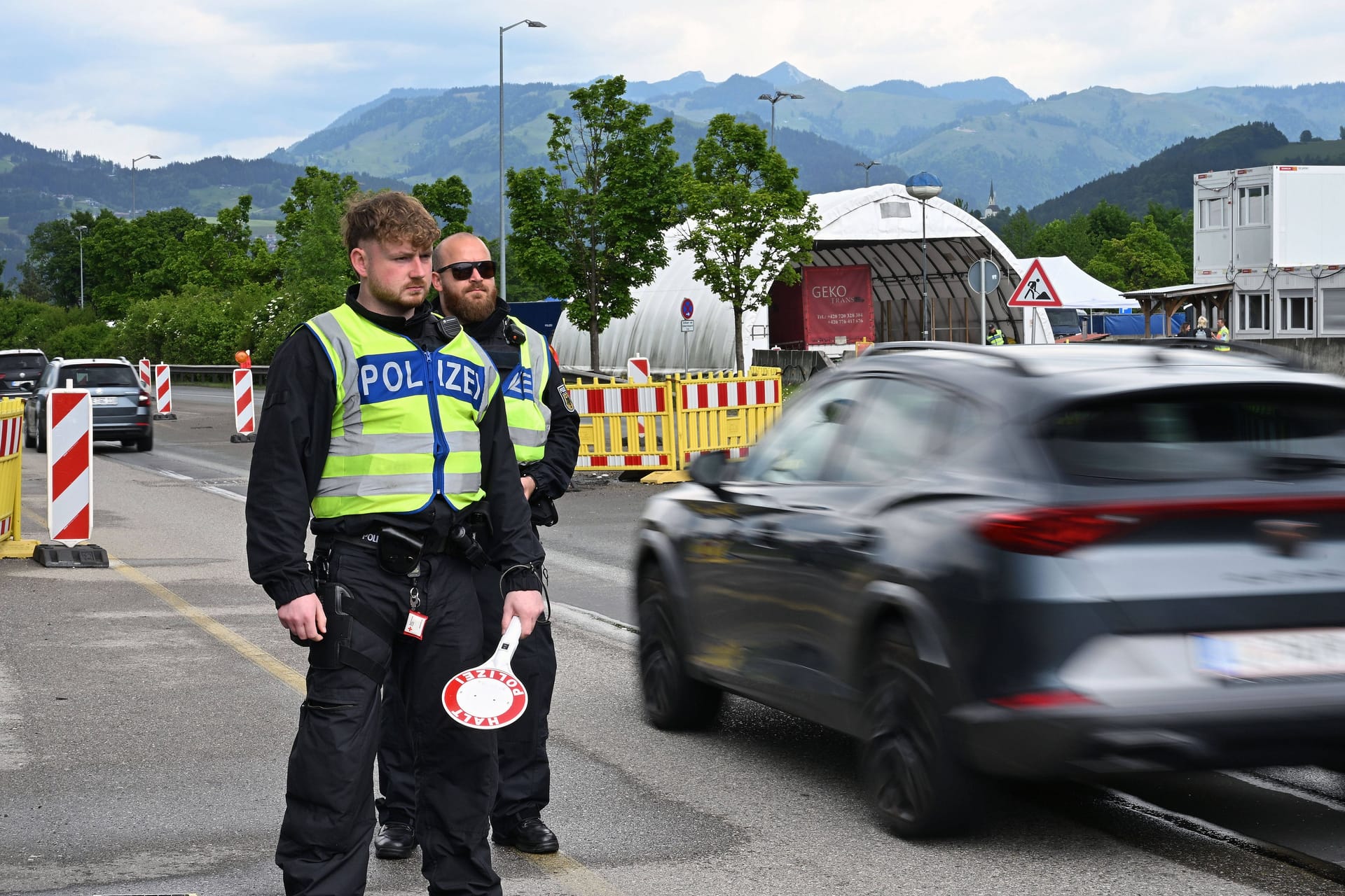 Grenzkontrolle bei der Einreise nach Deutschland: Trotz Ausreiseverbots reiste eine Gruppe Rechtsextremisten nach Italien.
