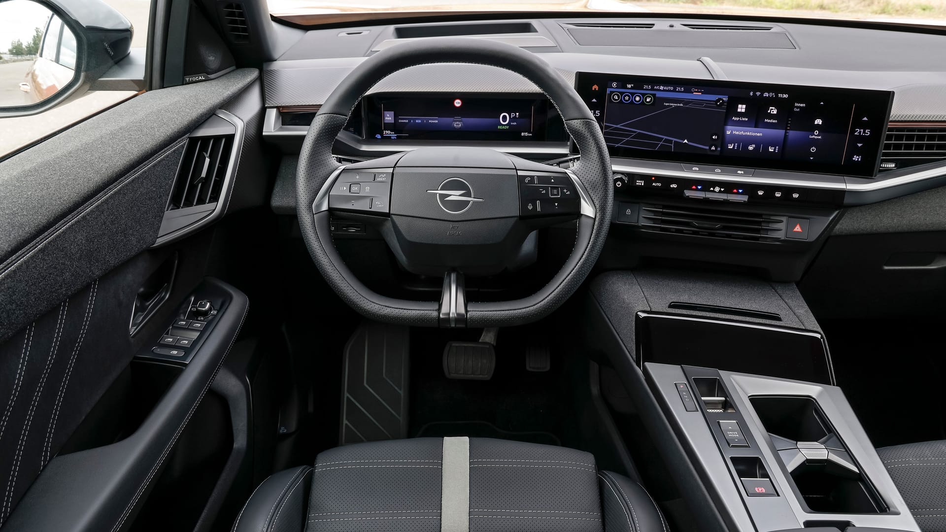 Eigenständig: Reduziertes Cockpit mit seitlichen Luftausströmern in den Türen, Displays mit angenehm unaufgeregter Grafik.