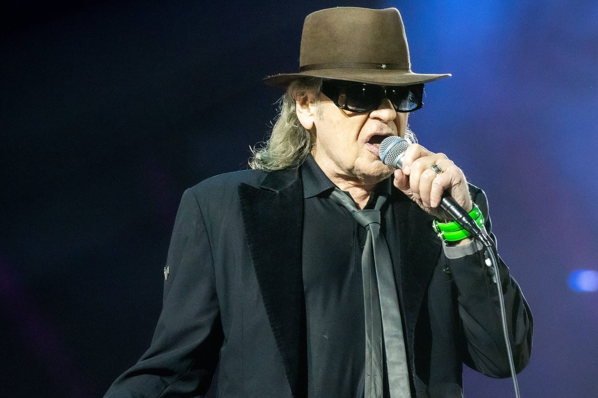 Udo Lindenberg steht auf der Bühne (Archivbild): 2025 werden Fans des in Hamburg lebenden Panikrockers dieses Bild nicht zu sehen bekommen.