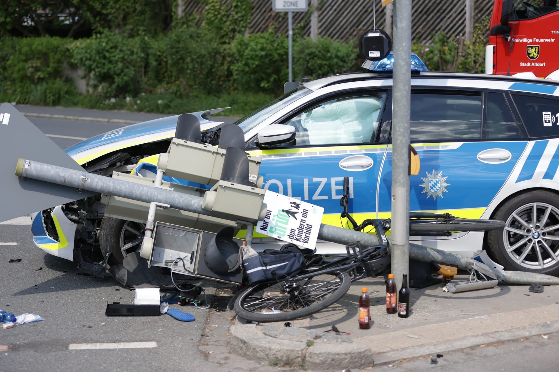 Radfahrer wird Opfer eines Dominounfalls mit Streifenwagen